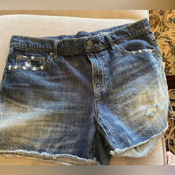 GAP 1969 Distressed Denim Jean Shorts Size 28R EUC - Picture 1 of 14